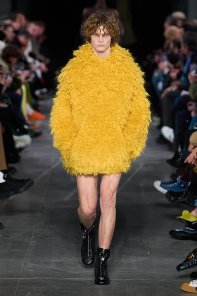 Look 16